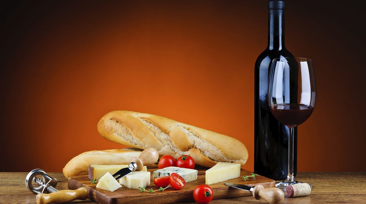 Sýry, víno a francouzská bageta. Kombinace povolena