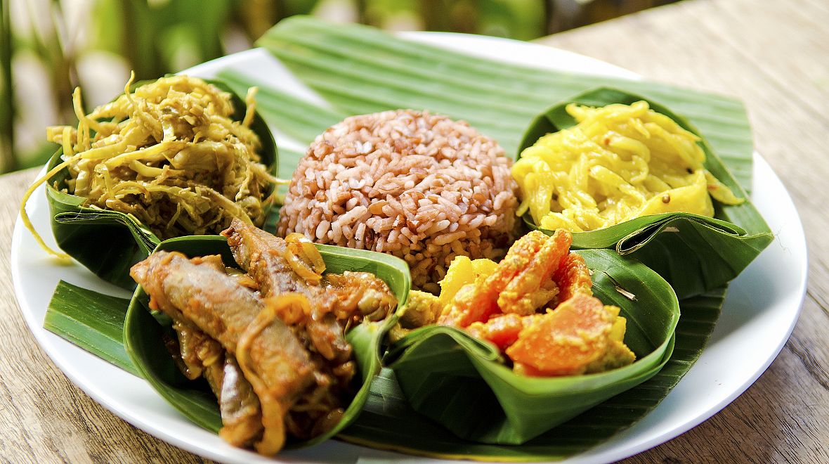 Tradiční servírování na rýžových listech patří k Indonésanům