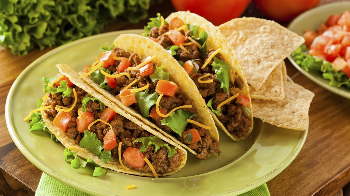 Nebojte se, že se mexickým tacos ušpiníte. Je to menší ostuda, než vzít na něj příbor