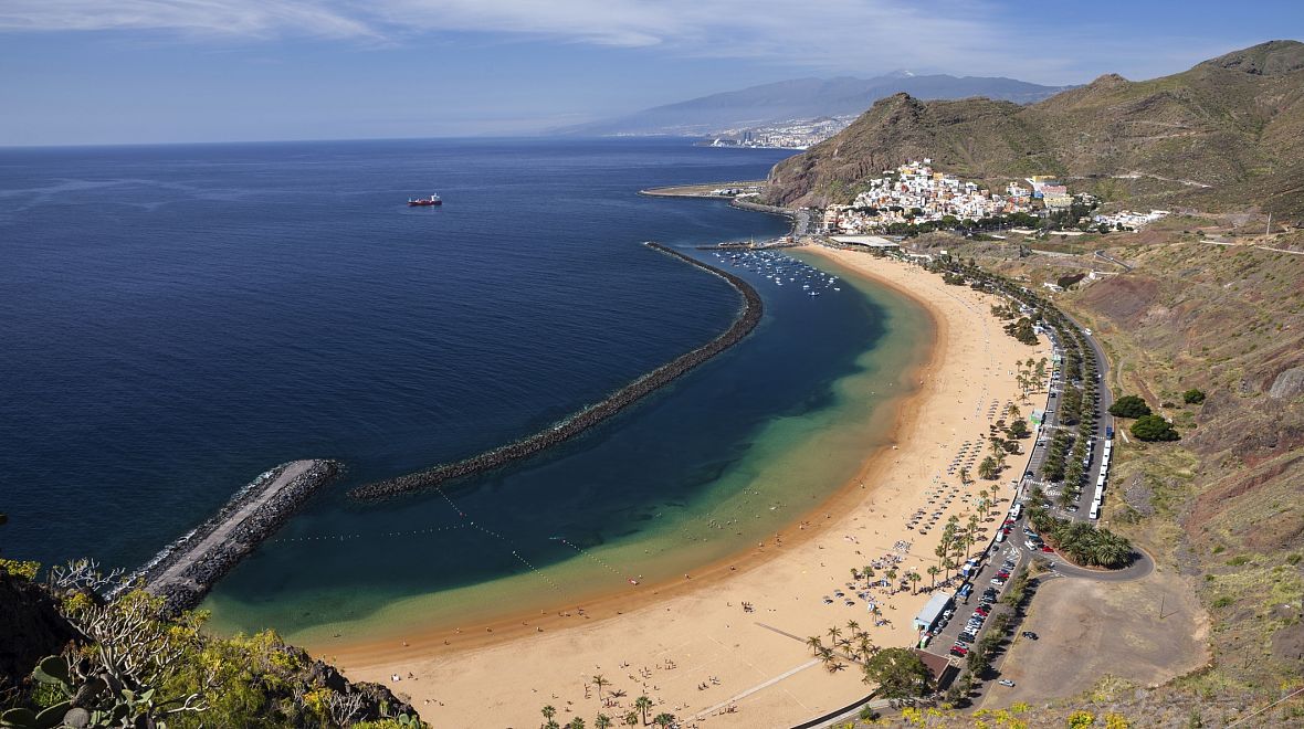 Pobřeží ostrova Tenerife, kde jaro nikdy nekončí