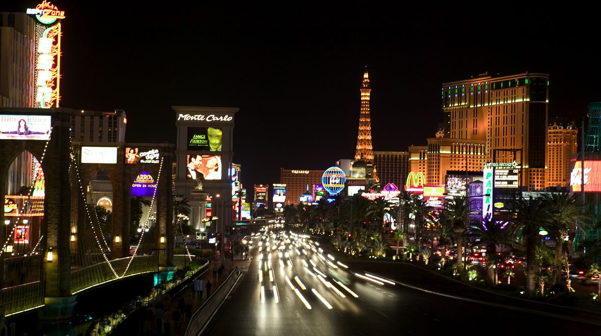 Každou noc se Las Vegas rozzáří tisíci neony