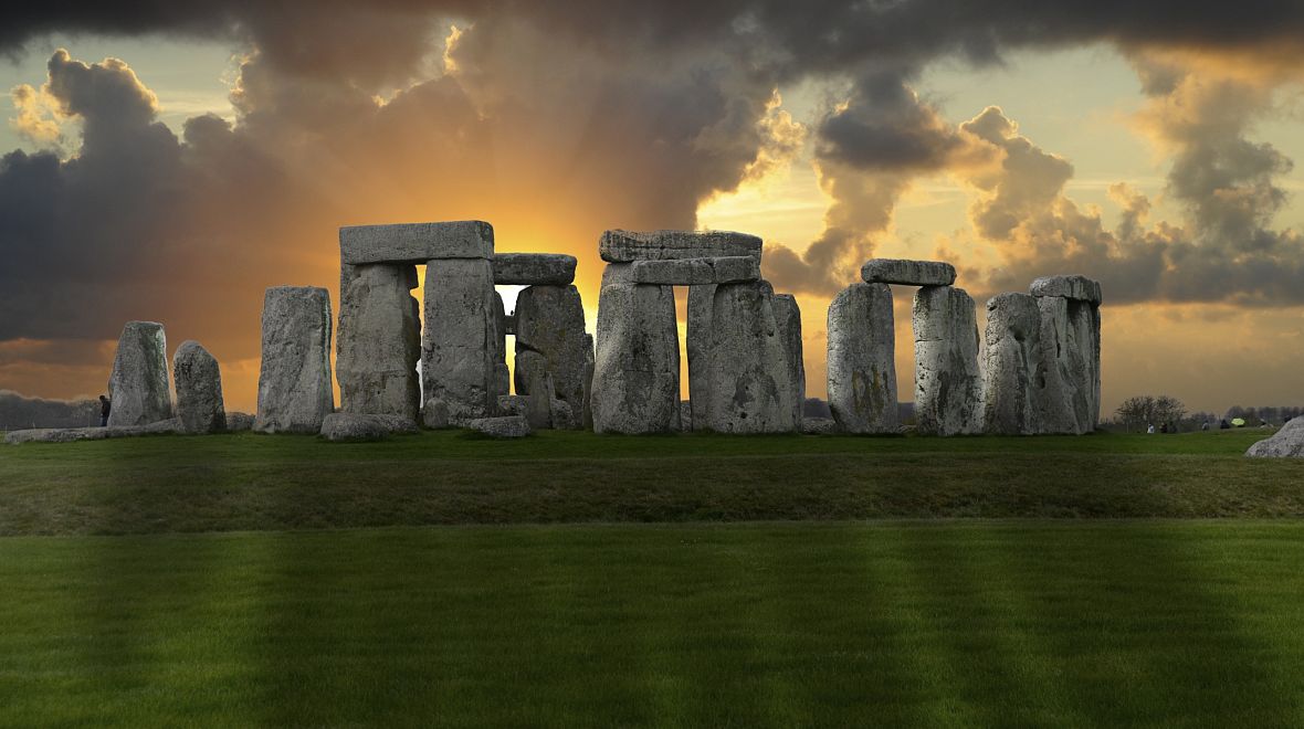 Východ slunce skrze Stonehenge 