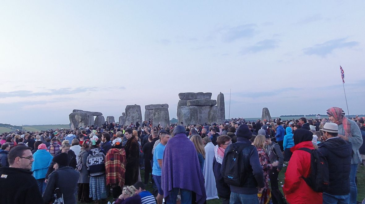 Slunovrat ve Stonehenge láká různorodé návštěvníky