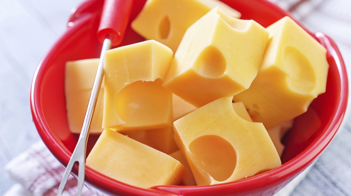 Kousky sýru připravené na fondue