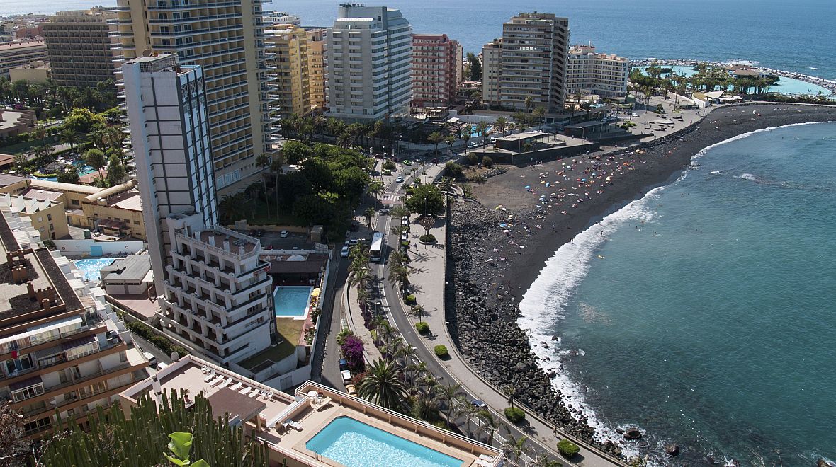 U černé pláže je síť hotelů