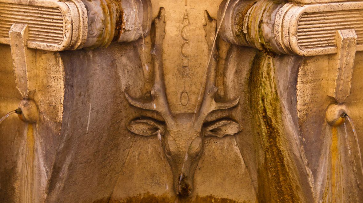 Fontána s jelenem - symbolem čtvrti Sant'Eustachio