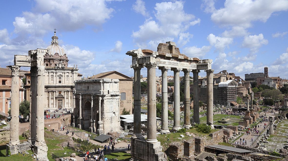 Forum Romanum je po Koloseu nejznámější památkou Říma ve světě