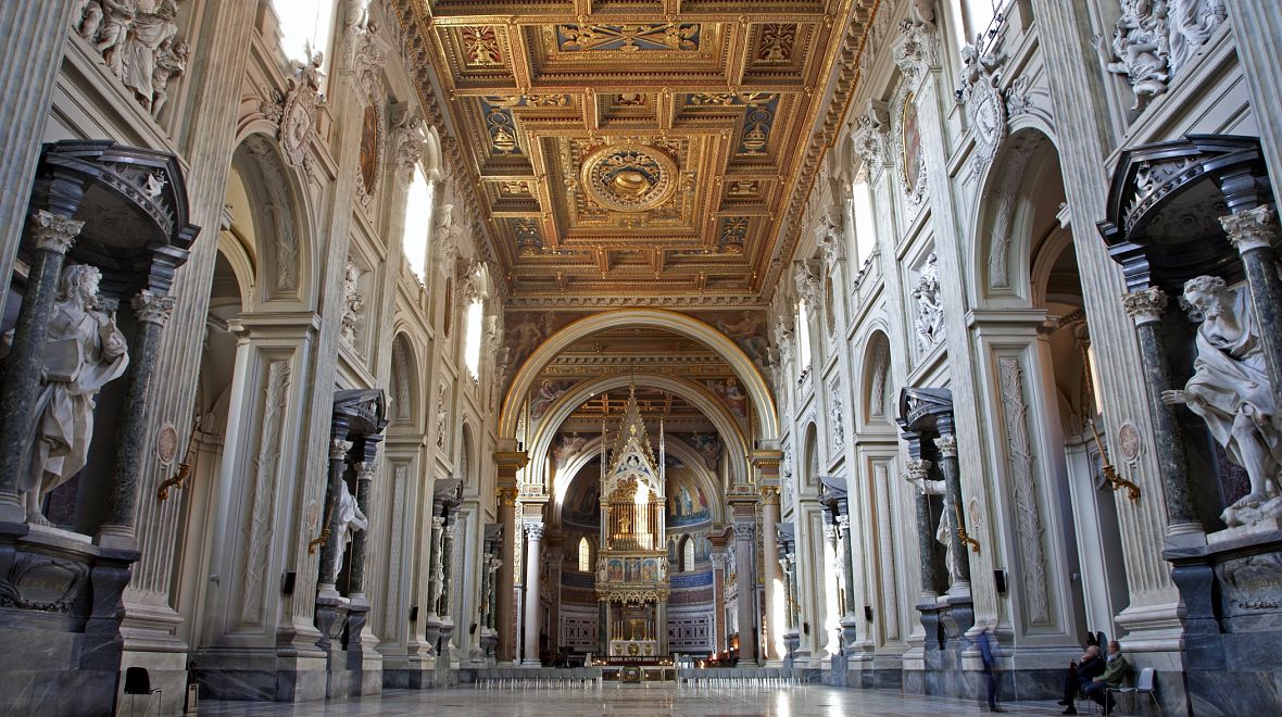 Lateránská Bazilika sv.Jana má interiéry vyzdobeny zlatem