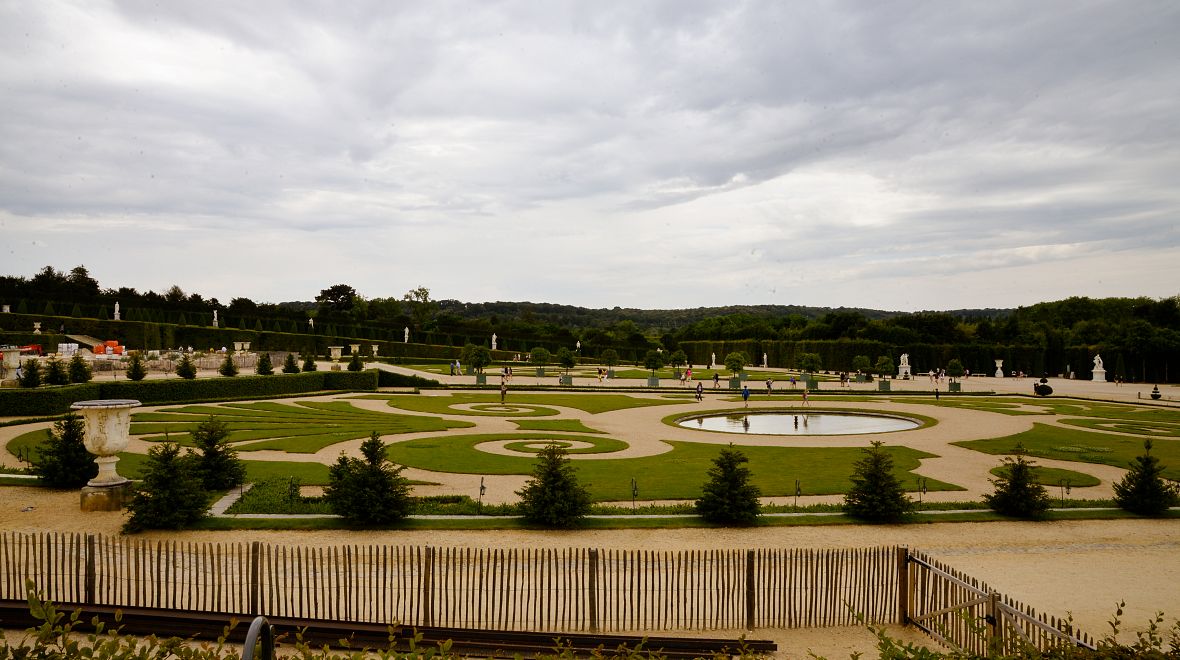 Zahrady ve Versailles jsou propracované do nejmenšího detailu