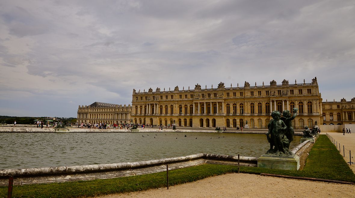 Zámek ve Versailles je obklopen jezírky