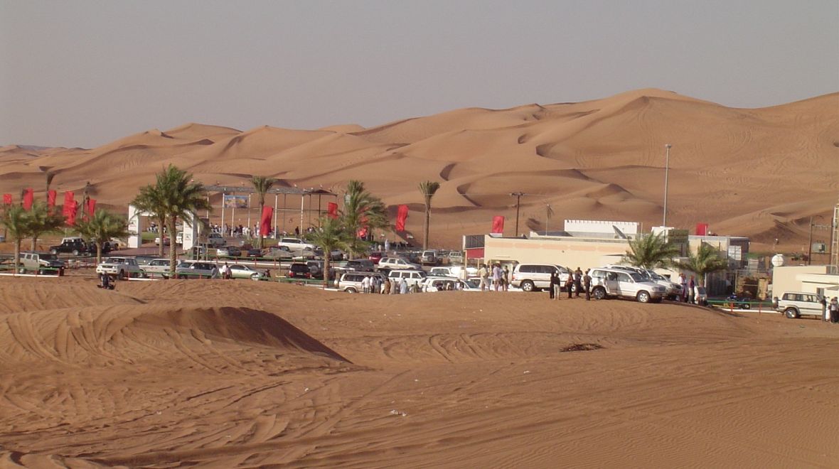 Stanoviště džípů v poušti
