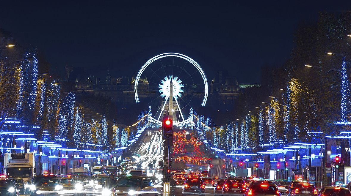 Vyzdobená Champs- Élysées je symbolem Vánoc v Paříži