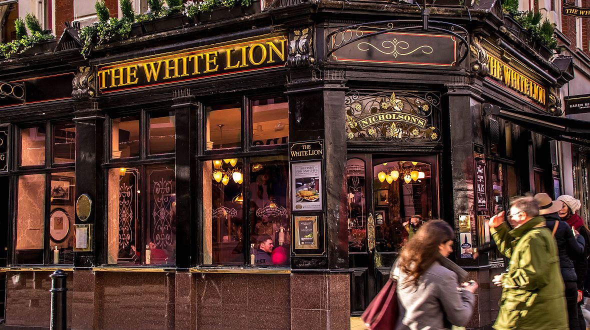 Spláchnout nákupní horečku můžete v pubu The White Lion