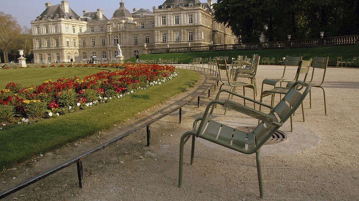 Typické zelené židle slouží k odpočinku návštěvníkům