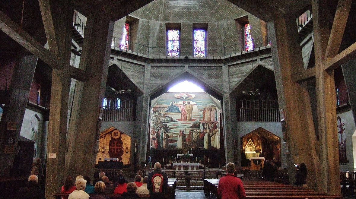 Kostel Zvěstování v Nazaretu - moderní interiér