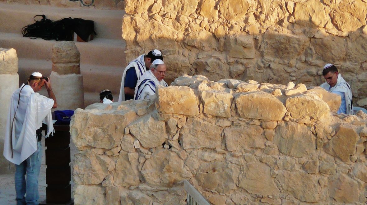 Ranní modlitba v nejstarší izraelské synagoze