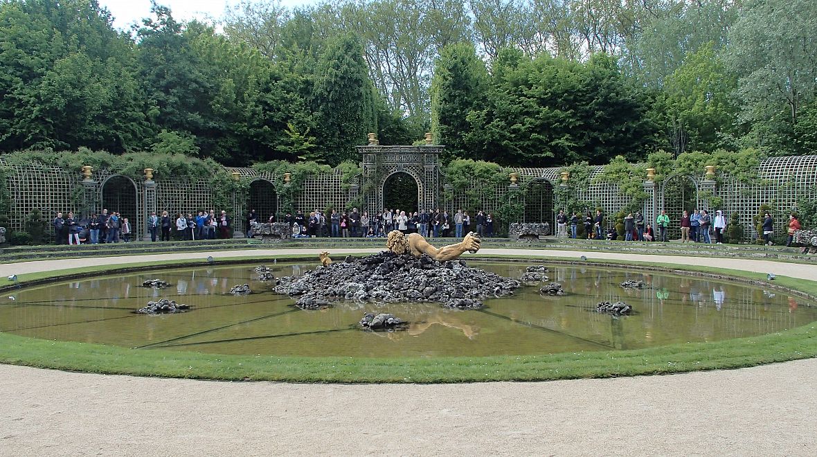 Enkeladovu fontánu zdobí růže a dřeviny sestříhané do antických váz