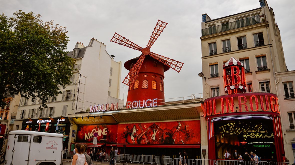 Proslulý kabaret a jeho symbol červený větrný mlýn - Moulin Rouge