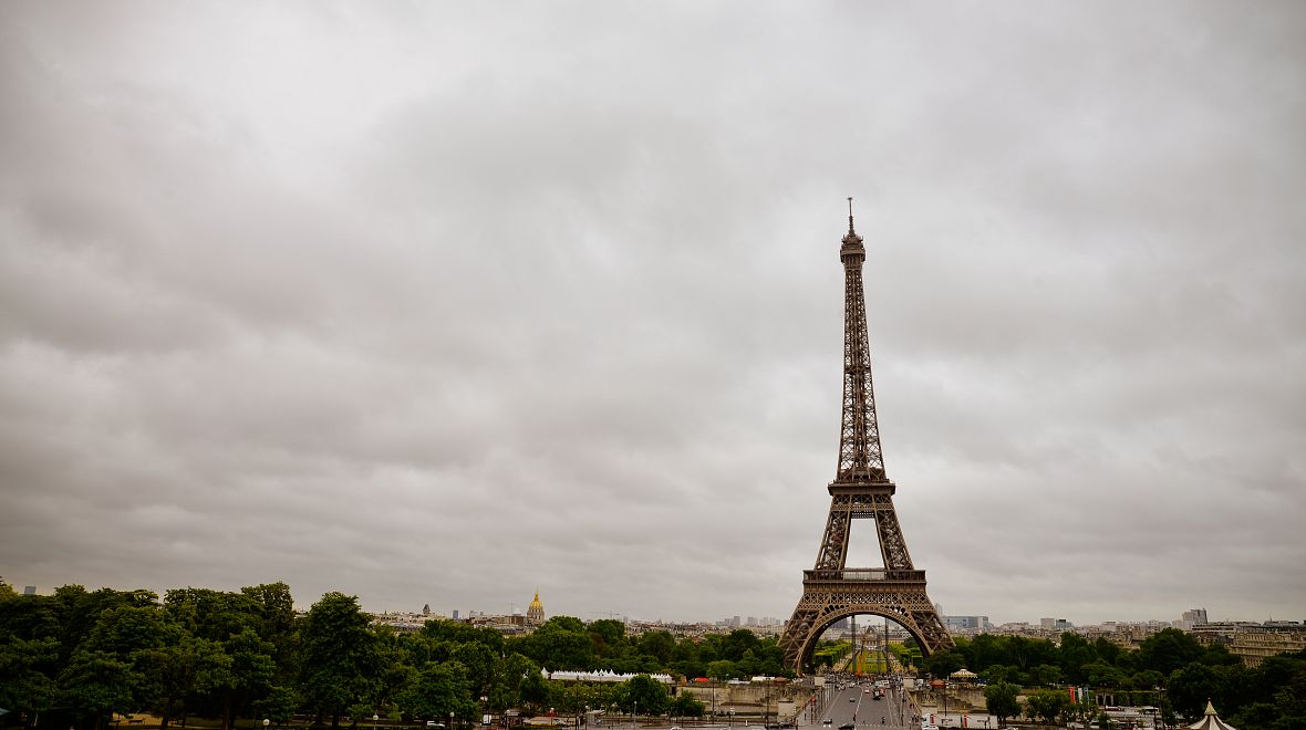 Eiffelova věž měří 324 metrů a svého času byla nejvyšší stavbou v Evropě