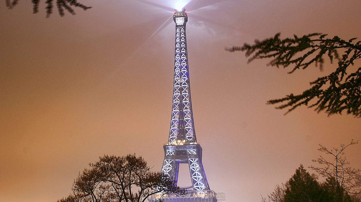 Eiffelova věž hraje na Nový rok všemi barvami
