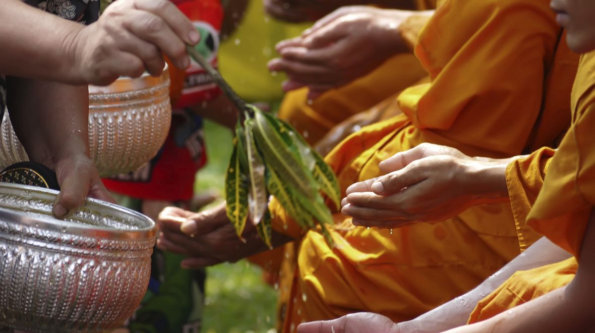 Tradiční rituál házení vodou - oslava thajského nového roku
