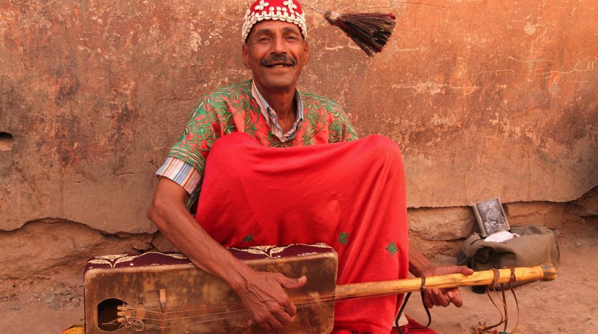 Pouliční hudebník v Marrákeši
