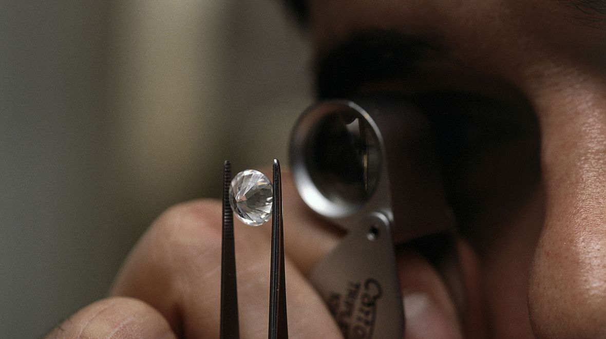 Brusiči diamantů důkladně studují každou plošku