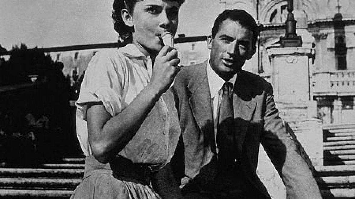 Film Prázdniny v Římě: Audrey Hepburn si vychutnává zmrzlinu na Španělských schodech 