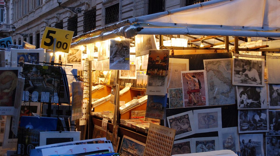 Stánky s knihami v Římě nabízejí zboží i pro ty, kteří si v italštině příliš nepočtou