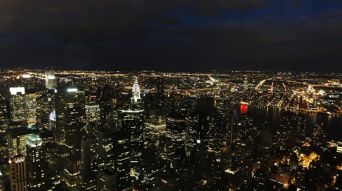 Večerní výhled na New York z vyhlídky na budově