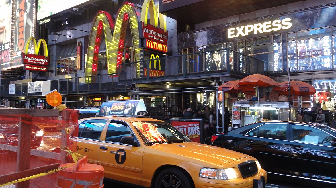 Žluté taxíky stejně jako svíticí značky patří k New Yorku