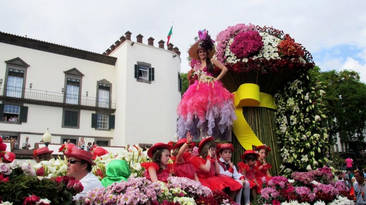 Nádherně zdobené alegorické vozy připomínají hrdost obyvatel Madeiry