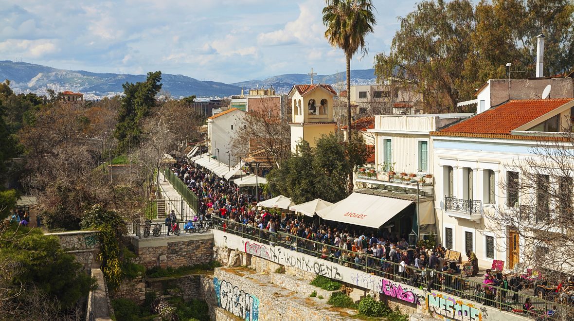 Ulice plná turistů v Athénách