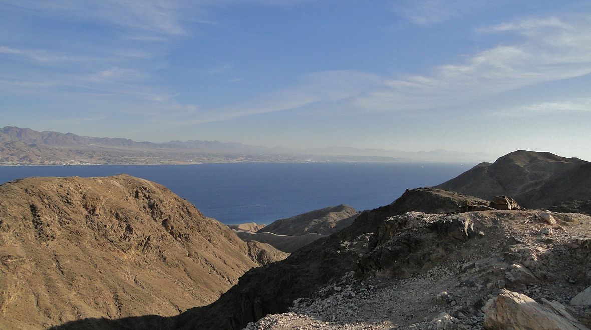 Výhled z Mt. Zefahot na území Jordánska a Sáudské Arábie