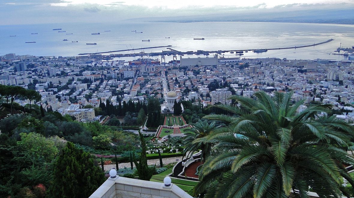 Pohled na Bahá´istické zahrady a přístav v Haifě
