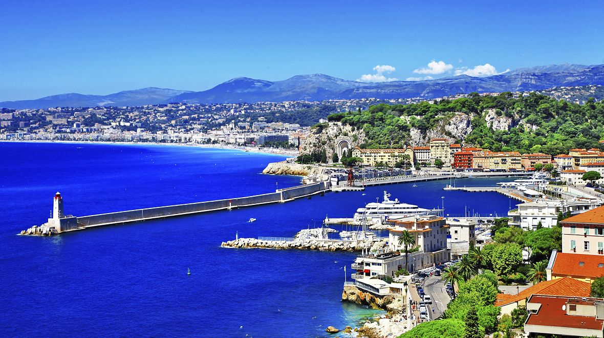 Proslulé Azurové pobřeží láká turisty