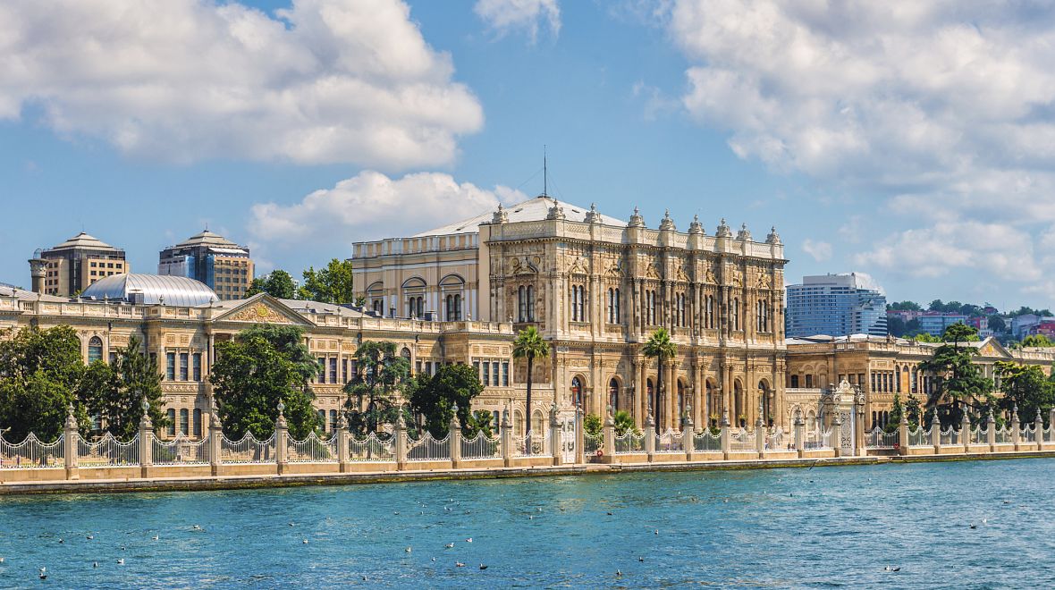 Postavení paláce bylo nařízeno sultánem Abdülmecid I.