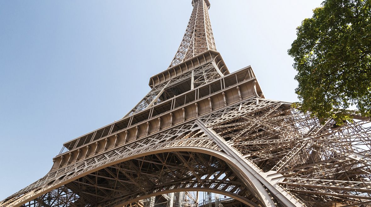 Eiffelova věž v Paříži. Na její vrchol vede 1665 schodů.