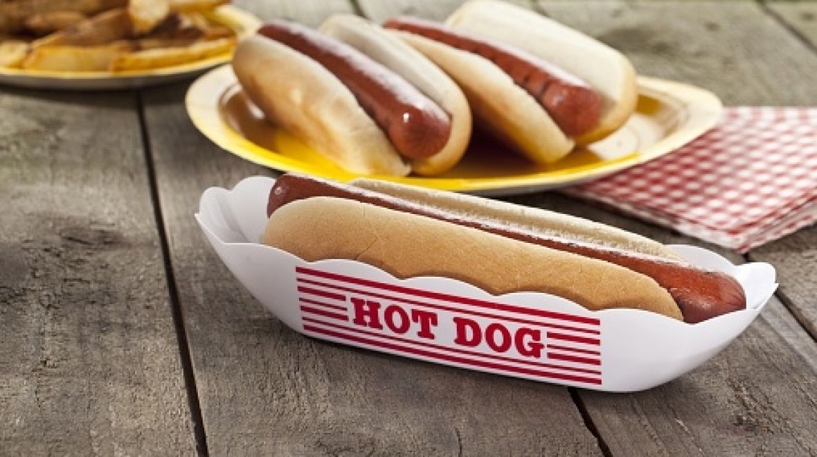 Soutěž v pojídání hot dogů je nedílnou součástí oslav