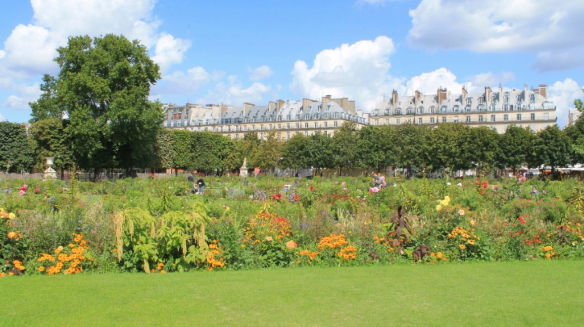 Rozkvetlá zahrady v letních měsících lákají mnoho turistů a místních