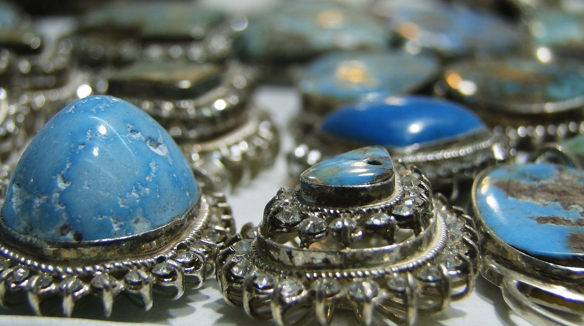 Tyrkysové šperky na tržišti v Esfahánu