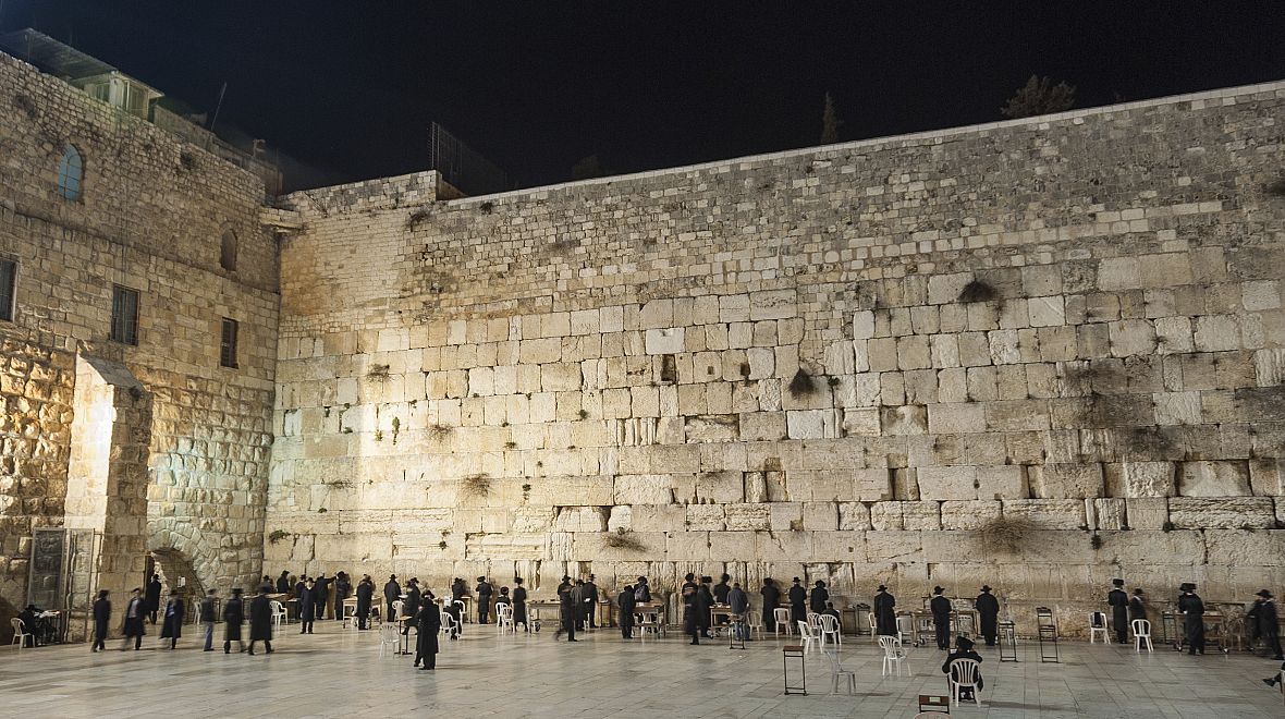 Večer u Zdi nářků v Jeruzalémě