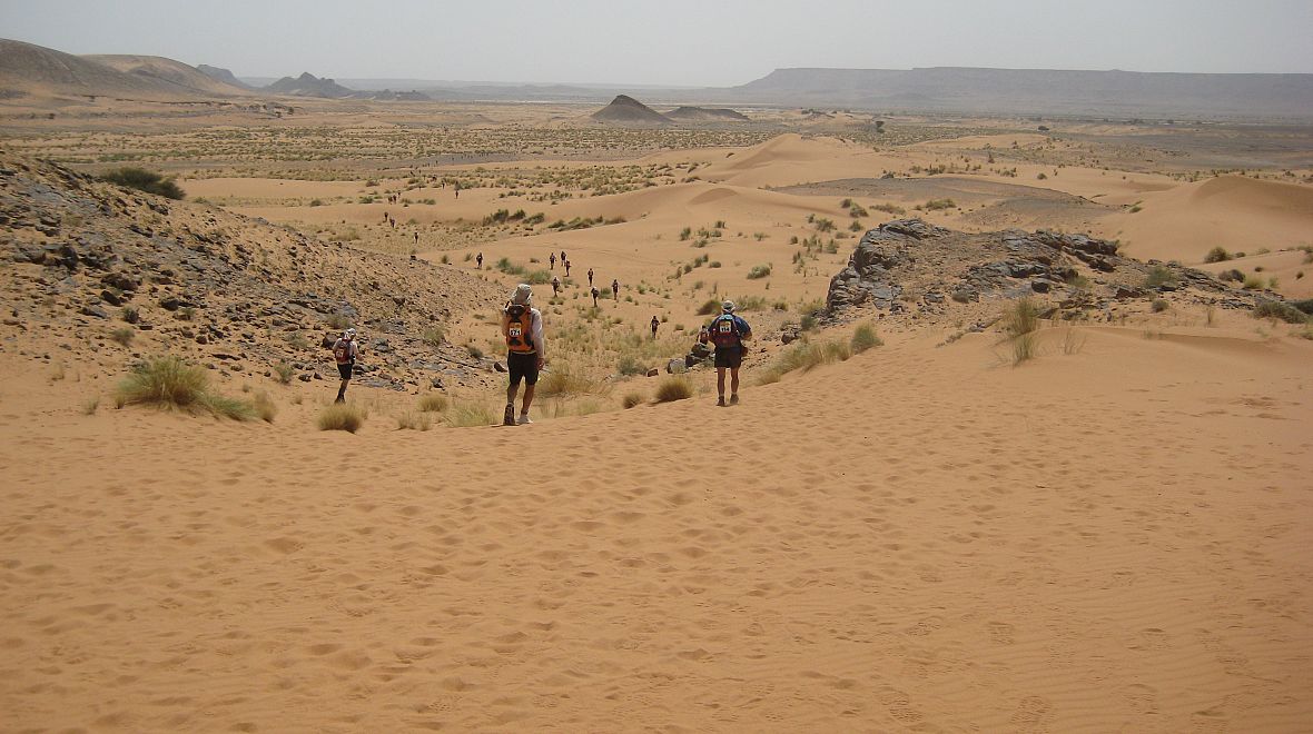 Poušť Sahara je se svými píšečnými dunami nekonečná