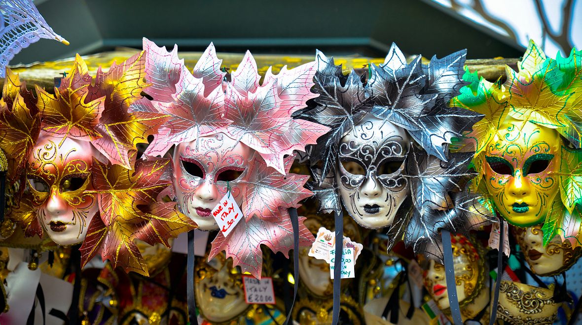 Svou masku si můžete, během karnevalu, koupit na každém rohu