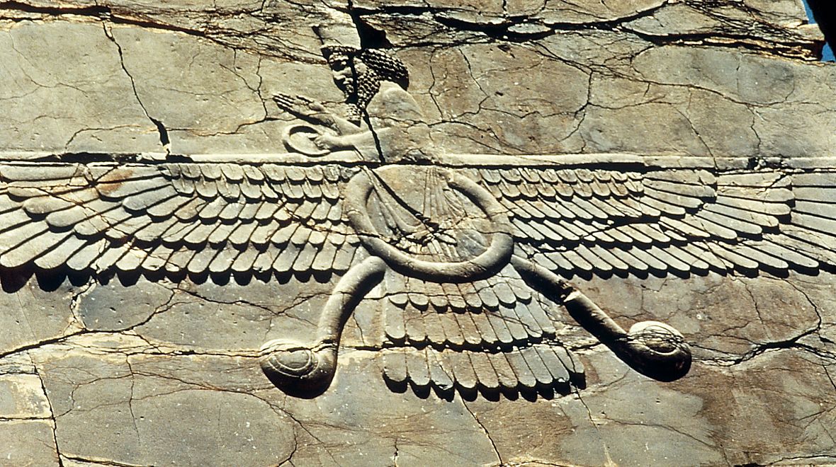 Symbol Ahury Mazdy, který můžete najít na spousty historických staveb v Íránu