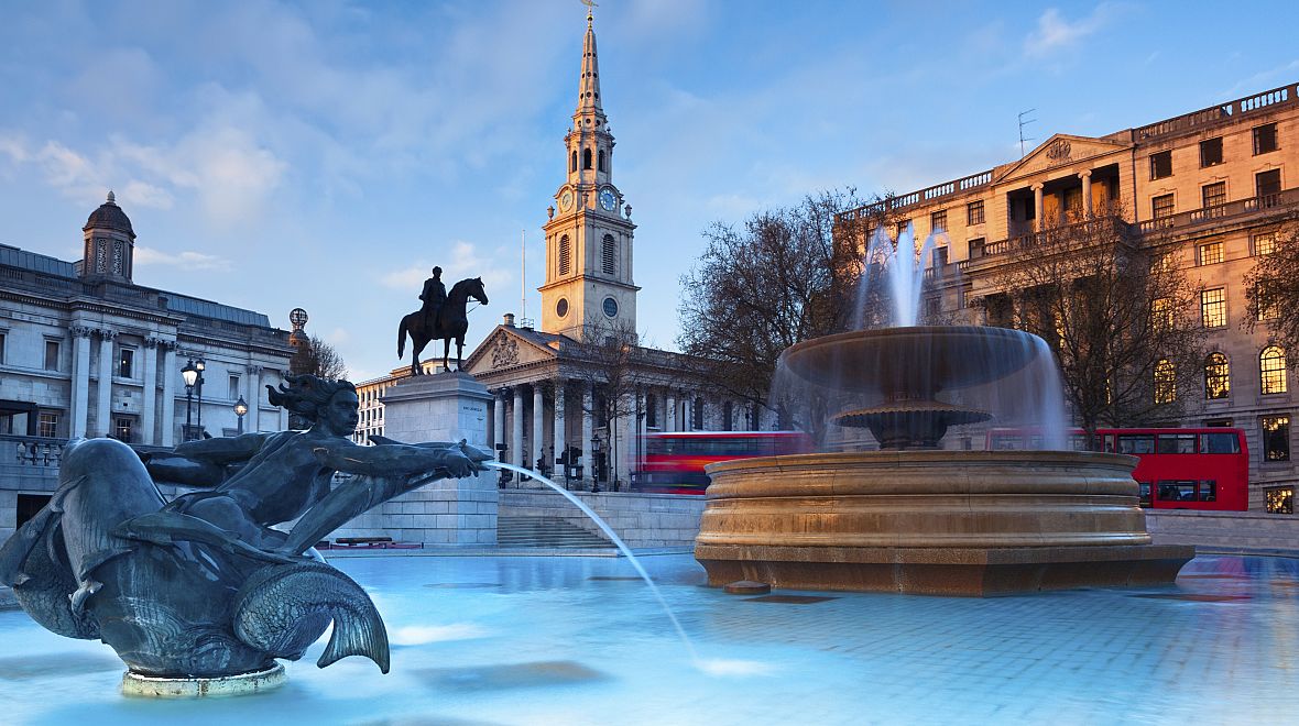 Trafalgarské náměstí s fontánami