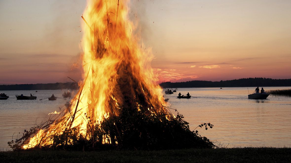 Na březích jezer se dělají velké ohně