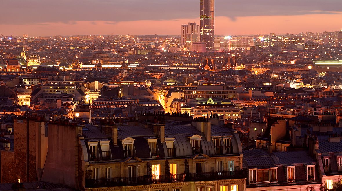Neopakovatelný výhled na osvětlenou noční Paříž