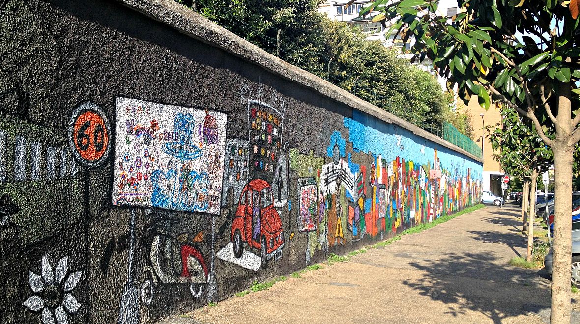 Zeď zobrazující historii čtvrti Pigneto