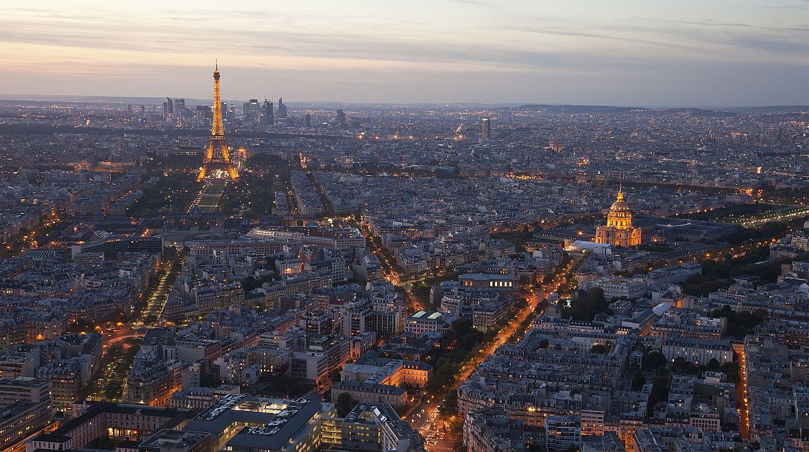 Carpe noctem. – Urvi noc. (latinské úsloví) Ta v Paříži bude nádherná a velmi, velmi okouzlující! 
